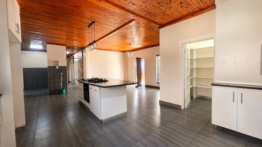 6 Bedroom Property for Sale in Flamwood North West
